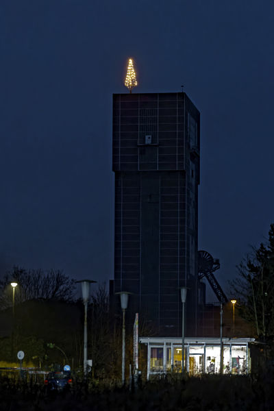 Er leuchtet wieder: Der Weihnachtsbaum auf dem Dach des Hammerkopfturms des ehemaligen Bergwerks Ost in Hamm.