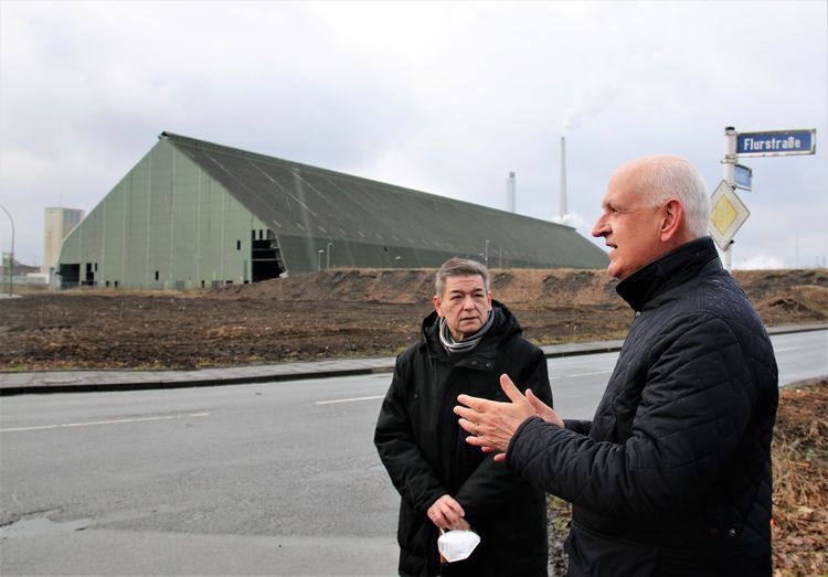 v.l.n.r: Werner Arndt, Bürgermeister der Stadt Marl und  MdL Carsten Löcker, verkehrspolitischer Sprecher der SPD-Landtagsfraktion, tauschen sich bei der gate.ruhr-Begehung aus. Foto: RAG Montan Immobilien, Fotograf: Stephan Conrad