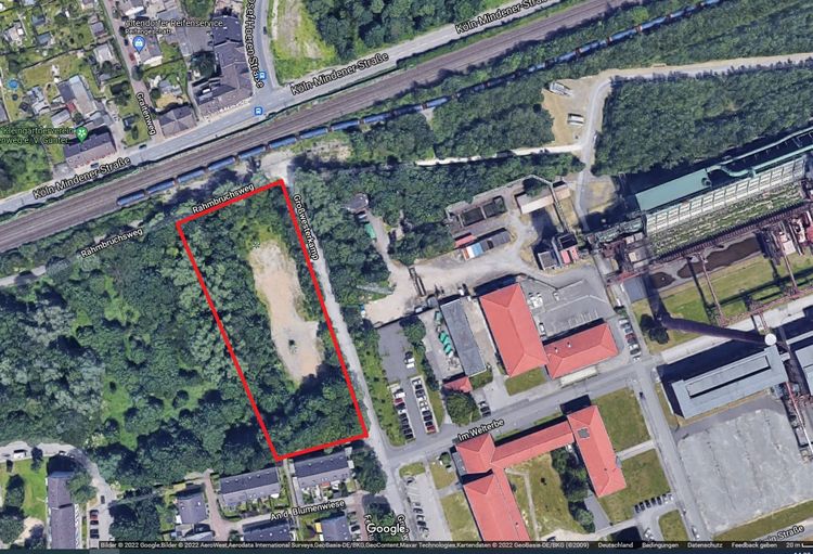 Luftbild der Fläche mit eingezeichneten Grundstücksgrenzen. Foto: Google Maps, bearbeitet durch RAG Montan Immobilien