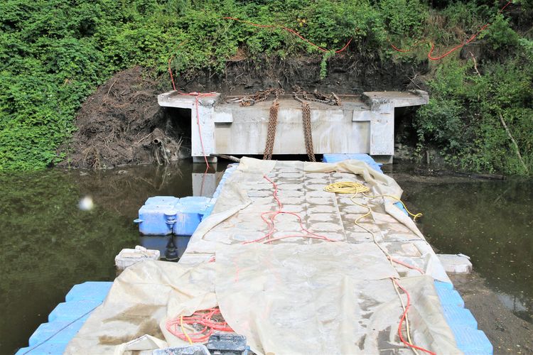 Ein Teil der Brücke ist schon entfernt.