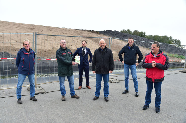Frank Lorschiedter erhielt stellvertretend das symbolische Saatgut. V.l.n.r.: Ludger Wolf, LIK.Nord, Frank Lorschiedter, Sebastian Thul, Umwelt-Staatssekretär, Rudolf Krumm, Prokurist RAG Montan Immobilien, Jörg Aumann, Oberbürgermeister Kreisstadt Neunkirchen, und Stefan von dem Broch, Projektingenieur RAG Montan Immobilien Foto: RAG Montan Immobilien / BeckerBredel, Frank Bredel