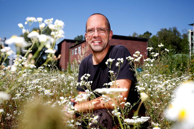 Dirk Grätzel auf der Fläche in Marl-Polsum, die er für den Ausgleich seiner indivdiduellen Lebens-Ökobilanz nutzt. Foto: RAG Montan Immobilien