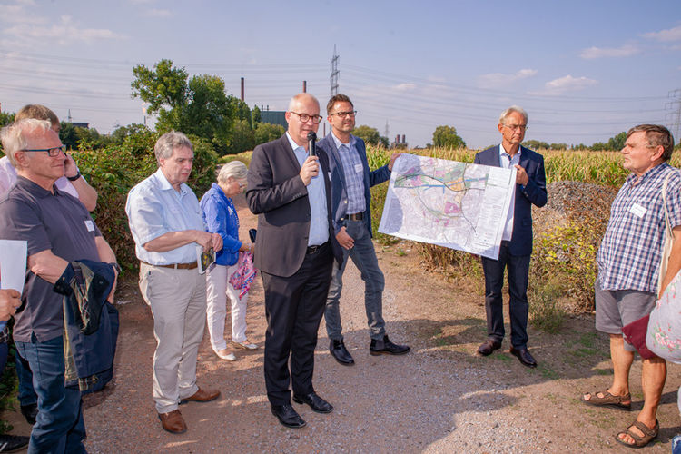 Klaus Müller, Technischer Beigeordneter Stadt Bottrop (4.v.r.), Gernot Pahlen, Projektleiter RAG Montan Immobilien (3.v.r.) und Hans-Jürgen Best, Stadtdirektor Essen (2.v.r.) stellen Probleme und Ziele der Welheimer Mark vor.