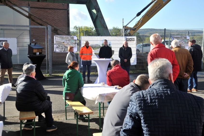 Armin Mechenbier, Projektingenieur der RAG Montan Immobilien, erläuterte heute den zahlreich erschienenen Bürgerinnen und Bürgern sowie den teilnehmenden Vertreterinnen und Vertretern aus Politik und Verwaltung den aktuellen Stand der Sanierung sowie die nun beginnenden Arbeiten auf der Tagesanlage Luisenthal. Foto: RAG Montan Immobilien (BeckerBredel, Nina Schmeer)