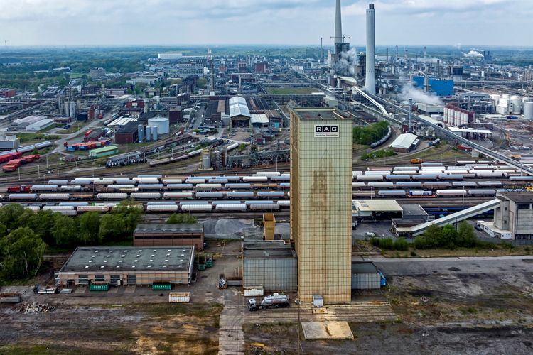 Der Schachtturm 7 und die Nebengebäude werden abgerissen. Im Hintergrund der Evonik-Standort. Foto: RAG Montan Immobilien, Fotograf: Sven Mense