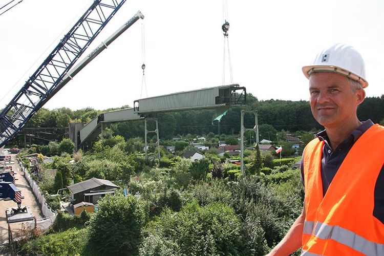 Projektingenieur Kai Kopke, RAG Montan Immobilien, bei der Demontage des 70 Tonnen schweren Brückenabschnitts über der Kleingartenanlage „Buer-Löchter e.V.“
