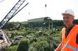 Projektingenieur Kai Kopke, RAG Montan Immobilien, bei der Demontage des 70 Tonnen schweren Brückenabschnitts über der Kleingartenanlage „Buer-Löchter e.V.“