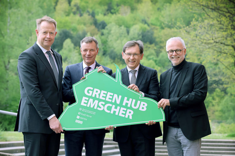 Im Bild von links: Michael Kalthoff, Vorsitzender der Geschäftsführung RAG Montan Immobilien GmbH, Bürgermeister Christoph Tesche aus Recklinghausen, Oberbürgermeister Dr. Frank Dudda aus Herne sowie Bürgermeister Matthias Müller aus Herten. Foto: Marco Stepniak/RDN