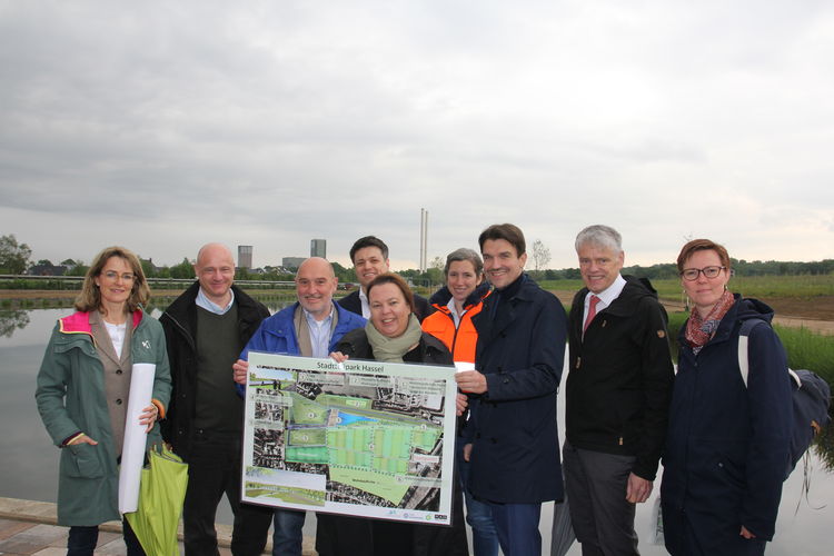 Gruppenbild mit Ministerin vor dem neuen See im Stadtteipark. Im Hintergrund die Fördertürme des ehemaligen Bergwerkes Lippe-Westerholt. v.l.n.r.: Nicole Büsing, Landschaftsagentur Plus; Oliver Dresen, RAG Montan Immobilien, Christian Chwallek, Nabu NRW; Konrad Ruprecht RAG Montan Immobilien, Ursula Heinen-Esser, Ministerin für Umwelt, Landwirtschaft, Natur- und Verbraucherschutz des Landes Nordrhein-Westfalen, Nora Scholpp, Nabu NRW; Ulrich Paetzel, Emschergenossenschaft, Theo Schlüter RAG Montan Immobilien, Doris Kranich, Stadt Gelsenkirchen.
