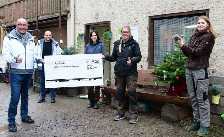 Geschäftsführer Martin Strauß und Prokurist Michael Boes, beide Landschaftsagentur Plus, (1. und 2. v. l.) überreichten den Scheck in der Wildtierauffangstation in Eppelborn an Stationsleiterin Jennifer Knur-Schmidt (2. v.r.) Foto: Landschaftsagentur Plus (BeckerBredel, Frank Bredel)