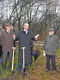 Gladbecks Bürgermeister Ulrich Roland (mitte) begrüßt die Schüler und Akteur der Pflanzaktion und bedankt sich bei Dr. Walter Thünker, Vorstandsmitglied des Rotary Clubs Gladbeck-Kirchhellen (rechts), und Theodor Schlüter, Mitglied der Geschäftsführung der RAG Montan Immobilien GmbH.