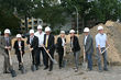 Beim Spatenstich im Gewerbegebiet des Kreativ.Quartiers Lohberg Dr. Michael Heidinger, Bürgermeister Stadt Dinslaken (links), Michael Prösch, Geschäftsführer Kiddybox (3.v.l.) und Bernd Lohse, Projektleiter RAG Montan Immobilien (2.v.r.).