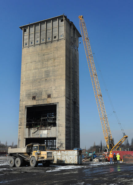 Der vergleichbare Rückbau eines Beton-Förderturms der Zeche Blumenthal Schacht 11 in Herne im Jahr 2013.