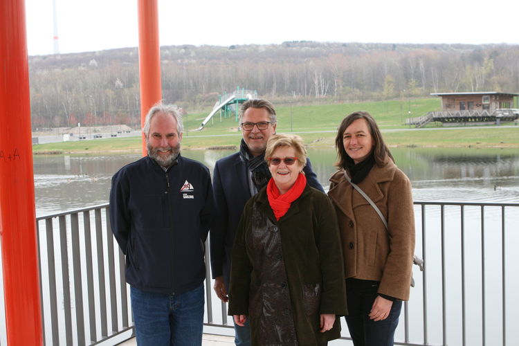  Mit Beteiligten aus dem Kreativ.Quartier Lohberg die Projektleiter Bernd Lohse (2.v.l.), RAG Montan Immobilien, und Heike Schulz (rechts), Stadt Dinslaken.