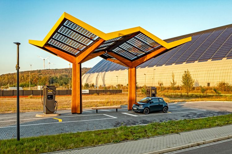 Die E-Tankstelle auf Lohberg mit der Strom liefernden Solardachkonstruktion. Foto: RAG Montan Immobilien/Stachelhaus