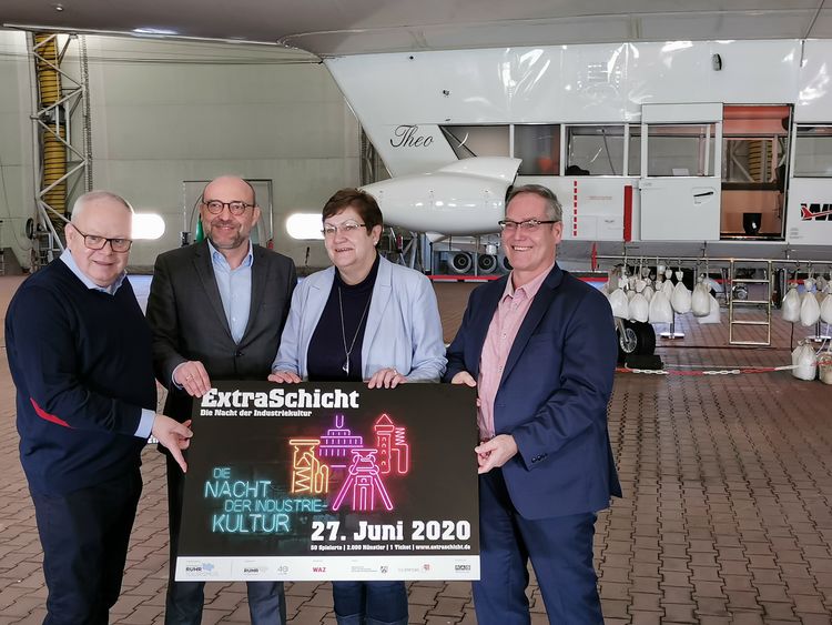 Präsentierten heute das Luftschiff „Theo“ mit Extraschicht-Banner: v.l. Frank Peylo (WDL Luftschiffgesellschaft), Axel Biermann (Ruhr Tourismus) Karola Geiß-Netthöfel (Regionalverband-Ruhr) und Stephan Conrad (RAG montan Immobilien).