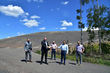 Bei strahlend blauem Himmel erfolgte die offizielle Übergabe der Halde Madenfelderhof an die IKS. (v.l.n.r.): Landrat Sören Meng, Geschäftsführer Valentin Holzer, Prokurist Rudolf Krumm, Projektingenieur Stefan von dem Broch und Bürgermeister Markus Fuchs. Foto: RAG Montan Immobilien (BeckerBredel, Frank Bredel)