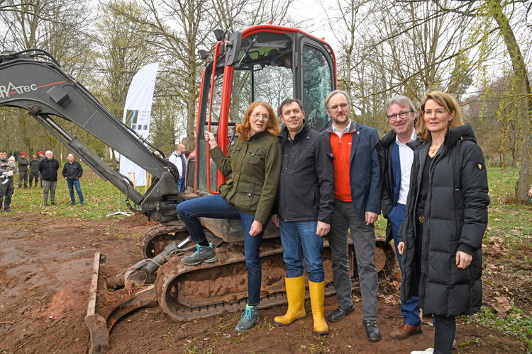 (v.l.n.r.): Petra Berg, Umweltministerin, Bürgermeister Jörg Wilhelmy, Regionalbeauftragter Dr. Michael Drobniewski, Markus Kissenbeck und Nicole Büsing, beide Geschäftsführer der Landschaftsagentur Plus GmbH. 