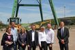 Gemeinsames Gruppenfoto auf dem Bauplatz  vor dem Födergerüst: v. l.n.r.: Marion und Jörg Spelleken, Architekturbüro Spelleken, Christel Brocksch, Wirtschaftsförderung Dinslaken, Dr. Michael Heidinger, Bürgermeister der Stadt Dinslaken, Ute und Andreas Magedanz, Eigentümer und Betreiber Restaurant ZELOH, Peter Riegel, RAG Montan Immobilien.