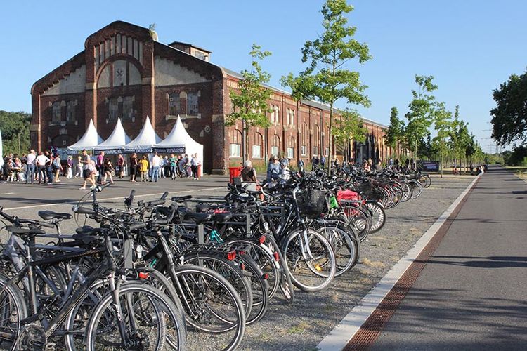 Radbesucher vor der Zentralwerkstatt Lohberg. Foto: Conrad