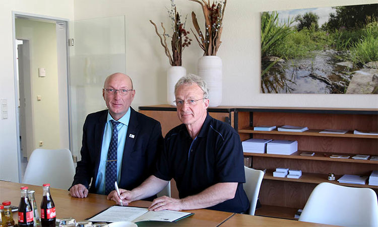 Geschäftsführer Martin Strauß, Landschaftsagentur Plus, und Ulli Heintz, Vorsitzender NABU Saar, bei der Vertragsunterzeichnung.
