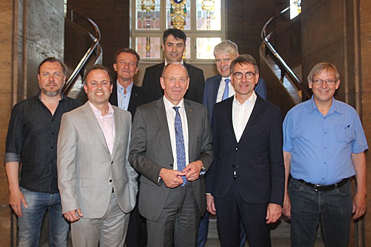 Die Teilnehmer des Pressegespräches bei der Präsentation des Mietvertrages im Bottroper Rathaus v.l.n.r.: Hinten: Christoph Happe, Ayan Satan, Theodor Schlüter, alle RAG Montan Immobilien; vorn: Frank Beicht, SPD-Fraktion Bottrop, Prof. Dr. Oliver Koch, HRW Vizepräsident für Forschung und Transfer der Hochschule Ruhr West; Bottrops Oberbürgermeister Bernd Tischler,  Markus Masuth, Vorsitzender  der Geschäftsführung der RAG Montan Immobilien, Andeas Bartz, CDU-Fraktion Bottrop.