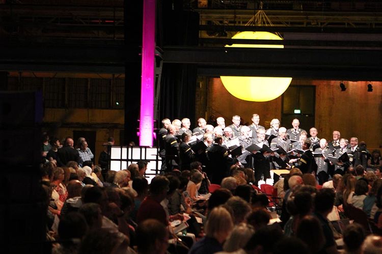 Auch ein Bergmannschor aus dem Saarland war beim !Sing - Day Of Song in der Bochumner Jahrhunderhalle bei der ExtraSchicht dabei. Foto: Conrad