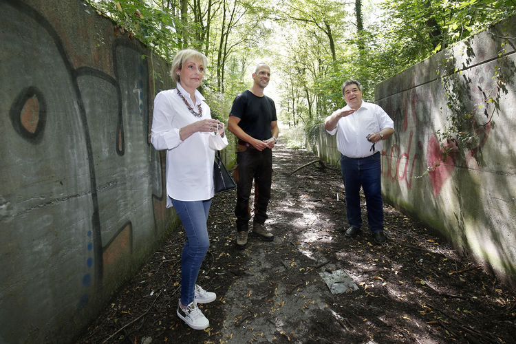 Andrea Klein, RAG MI, Dirk Gratzel, Marls BM Werner Arndt bei der Begehung heute im Zugang zum Sprengstoffbunker.