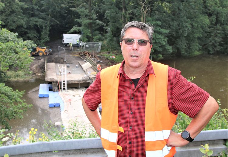 Projektingenieur Ralf Hildebrandt vor seinem Projekt: Die erste Hälfte der Brücke ist schon entfernt. Jetzt müssen auch noch die Pfeiler unter dem Wasserspiegel und der Rest der Anlage zurückgebaut werden.