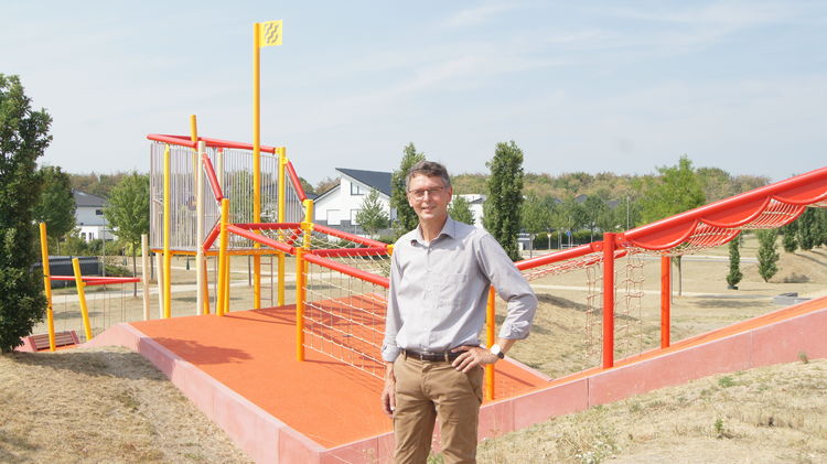 Bürgermeister Harald Lenßen freut sich über die Öffnung der Spielplätze, die vor dem Wochenende freigegeben wurden. Foto: RAG Montan Immobilien