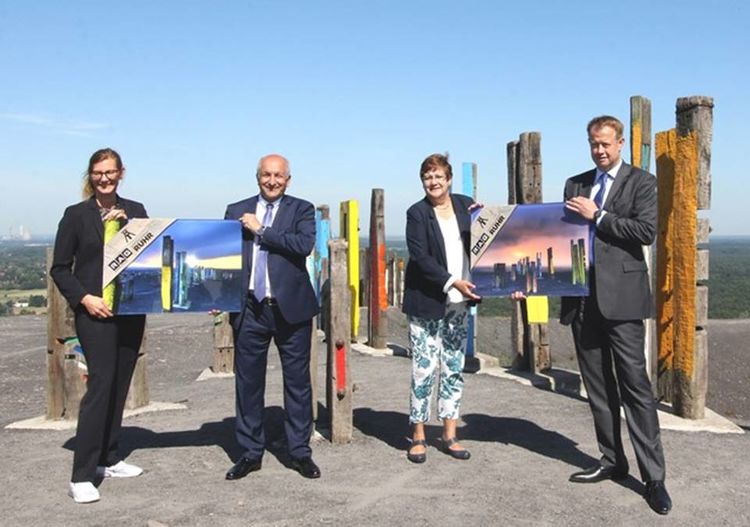 Nina Frense, RVR-Beigeordnete, Peter Schrimpf, Vorstandsvorsitzender der RAG, Karola Geiß-Netthöfel, RVR-Regionaldirektorin, und  Michael Kalthoff, Vorstand Finanzen bei der RAG beim Pressetermin auf der Halde Haniel.