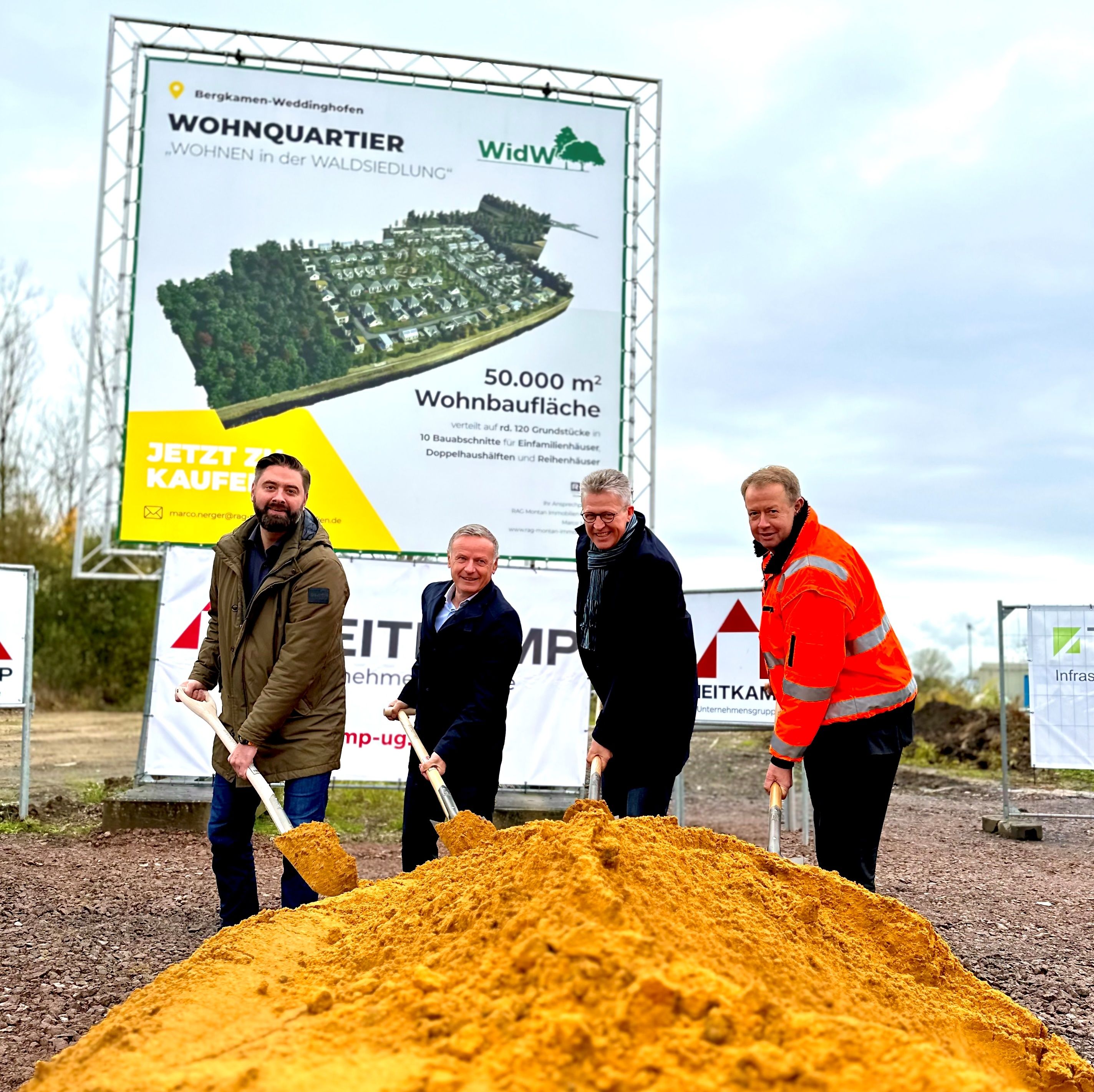 Der Spatenstich für die Erschließung des neuen Wohnbaugebietes ist erfolgt. Von links nach rechts: Jens Toschläger, Baudezernent Stadt Bergkamen, Jörg Kranz, Geschäftsführender Gesellschafter der HEITKAMP Unternehmensgruppe, Bernd Schäfer, Bürgermeister Stadt Bergkamen, und Michael Kalthoff, Finanzvorstand der RAG Aktiengesellschaft und Vorsitzender der Geschäftsführung RAG Montan Immobilien GmbH. Foto: RAG Montan Immobilien/Laura Engels