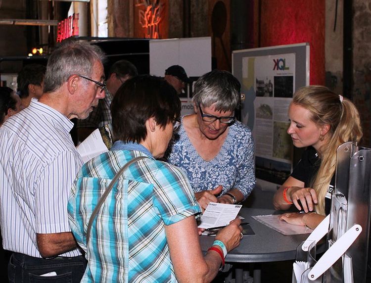 ExtraSchicht-Besucher am Infostand im Kreativ.Quartier Lohberg. Foto: Conrad