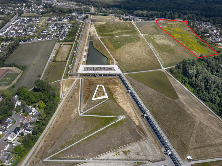 Drohnenfoto vom Stadtteilpark Hassel in Gelsenkirchen mit dem rot markierten Areal für das Wohngebiet. Foto: Rag Montan Immobilien/Thomas Stachelhaus