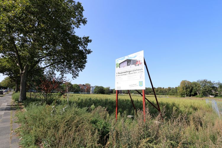 Hier entseht künftig das neue Wohnbaugebiet; direkt an der Straße entstehen eine Feuerwehrwache und eine Kindertagesstätte.