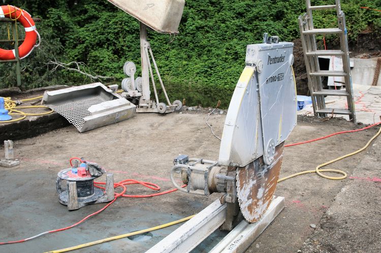 Mit der großen Betonsäge wird die Brücke in kleinere Teil zersägt, die der Kran dann abholen kann.