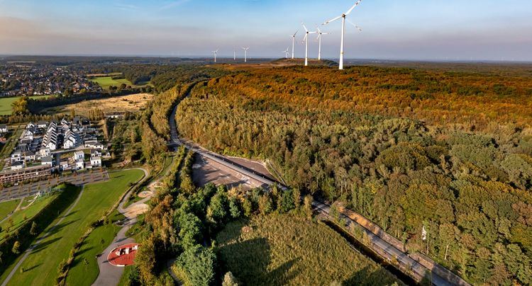 Die neue Zufahrt - durch Wall und Wald getrenn von der Wohnsiedlung; mit Blick auf die Haldenlandsschaft Lohberg. © RAG Montan Immobilien, Fotograf: T. Stachelhaus