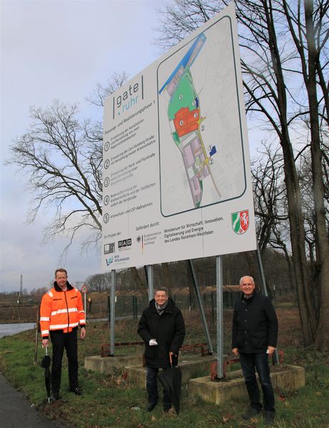 v.l.n.r.: Michael Kalthoff, Finanzvorstand der RAG Aktiengesellschaft und Vorsitzender der Geschäftsführung der RAG Montan Immobilien, Werner Arndt, Bürgermeister der Stadt Marl,  MdL Carsten Löcker, verkehrspolitischer Sprecher der SPD-Landtagsfraktion vor dem Bauschild an der 1. Entwicklungsfläche von gate.ruhr. Foto: RAG Montan Immobilien, Fotograf: Stephan Conrad