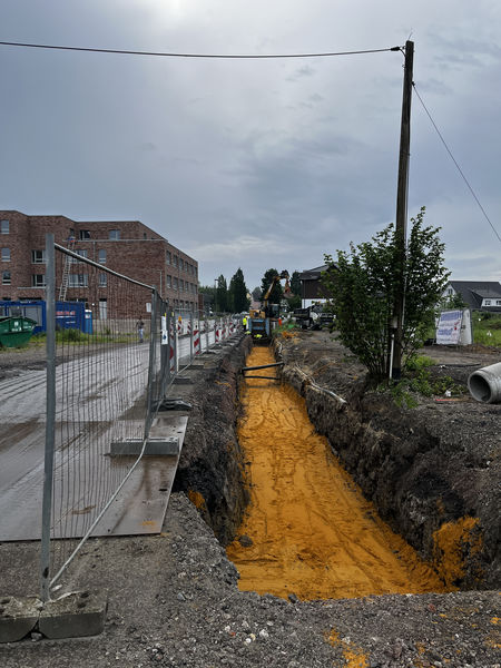 Für das künftige Wohnquartier „Wohnen in der Waldsiedlung“ in Bergkamen laufen die Erschließungsarbeiten auf Hochtouren. So wurden nun unter anderem die Versorgungsleitungen für die künftige Versorgung mit Wärme angeliefert. Foto: GSW Gemeinschaftsstadtwerke GmbH