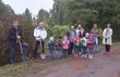 Unterstützt von den Kindern der Kita Ensdorf pflanzten Jörg Wilhelmy (1.v.l.), Bürgermeister der Gemeinde Ensdorf,  und Martin Strauß (2.v.l.), Geschäftsführer LA Plus, vier Robinien an der B51.  Foto: BeckerBredel, Laura Ockenfels.