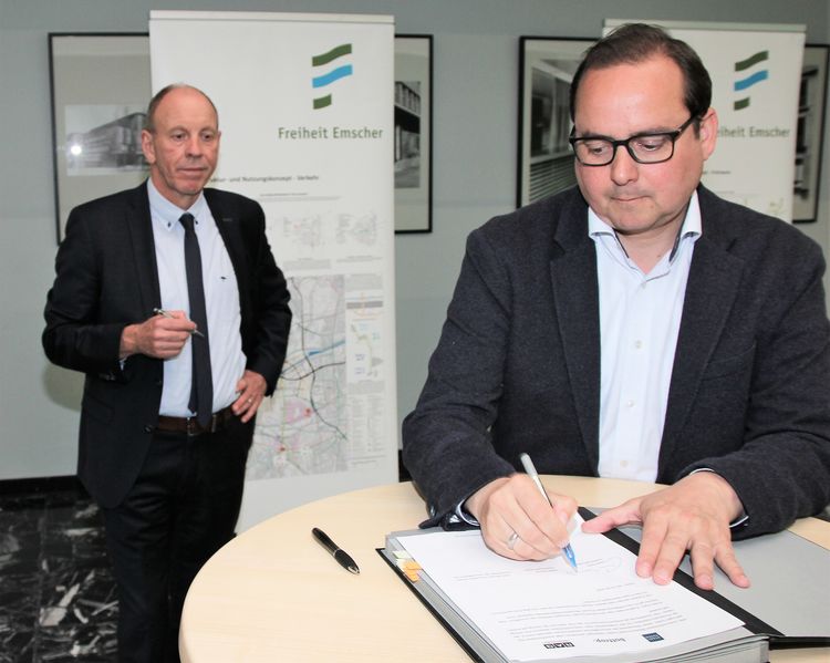Der Essener Oberbürgermeister Thomas Kufen unterzeichnet die Kooperationsvereinbarung. Foto: Rag Montan Immobilien, Stephan Conrad