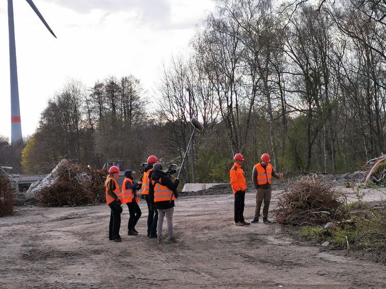 Dr. Eckart von Hirschhausen vor einem Berg aus Metallschrott. Der TV-Mann ist beeindruckt von der Sortierung der verschiedenen Reststoffe beim Rückbau. 