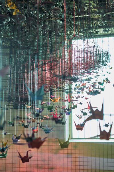 Hin zum Licht: Installation mit 1.200 aus Papier gefalteten Schwalben von Chiara Dahlem (Luxemburg) in der Schwarzkaue. Foto: Martin Schmüderich