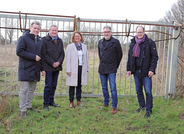 Von links nach rechts: Bürgermeister Christoph Fleischhauer, Kämmerer Wolfgang Thoenes, Jutta Kopp, RAG Montan Immobilien, Technischer Dezernent Thorsten Kamp und Liegenschaften Stadt Moers Dietmar Wortmann. Foto: Klaus Janczyk, Stadt Moers