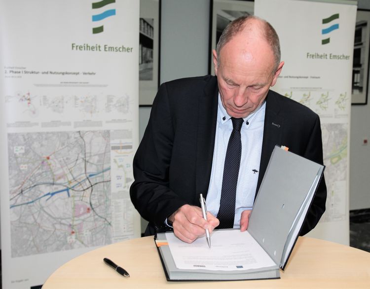 Bottrops Oberbürgermeister Bernd Tischler unterzeichnet die Kooperationsvereinbarung. Foto: Rag Montan Immobilien, Stephan Conrad
