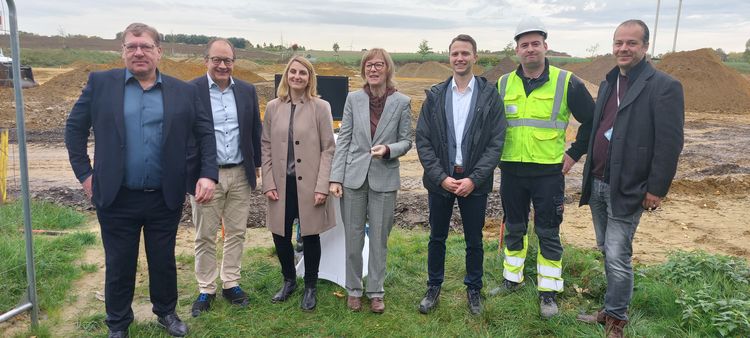 v.li.): Ludger Brink und Patrick Schneckenburger (beide Geschäftsführer der Grüne Wohnquartiere), Sandra Nierfeld (Geschäftsführerin RAG Montan Immobilien), Oberbürgermeisterin Karin Welge, Christoph Rademacher (EON), Andre Hensing und Martin Feldmann (beide Uniper). Foto: Martin Schmüdderich für die Stadt Gelsenkirchen