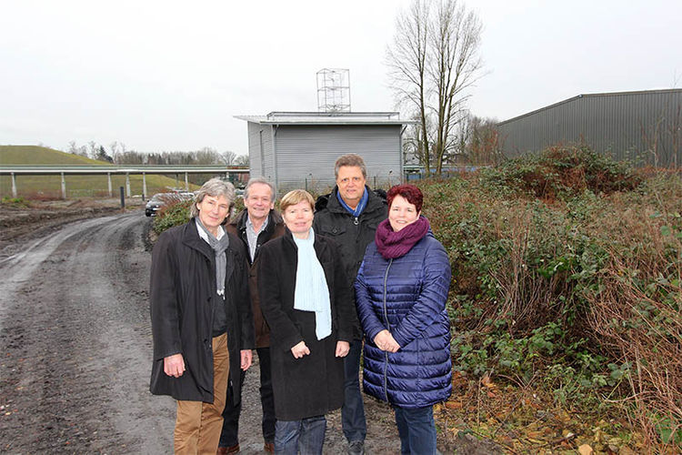 Vor der Grundwasserreinigungsanlage Hassel mit der Kleinwindanlage auf dem Dach (v.l.n.r.) die beiden Entwickler Guido Zerres, Sanierungsmanagement RAG Montan Immobilien, und Rainer Samson, Samson Industrieform Münster, sowie Dr. Babette Nieder, Vorsitzende des Klimabündnis Gelsenkirchen-Herten e.V., Jörg Mautner, Betriebsleiter Grundwasserreinigungsanlagen RAG Montan Immobilien, und Simone Konzelmann-Krause, Leiterin Sanierungsmanagement RAG Montan Immobilien.