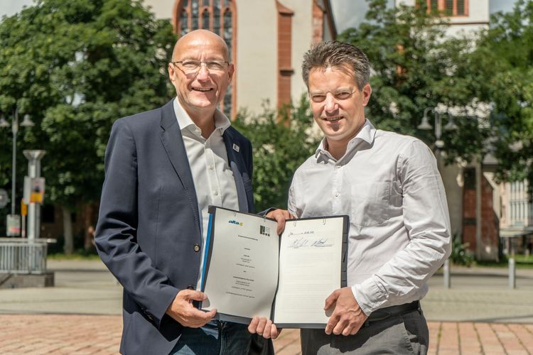 Freuen sich auf die künftige Zusammenarbeit: v.l.: Martin Strauß, Geschäftsführer Landschaftsagentur Plus GmbH, und Ole Seidel, Gründer, Vorstand, alta4 AG. Foto: Landschaftsagentur Plus GmbH/ Matthias Schmitt, Studio 4