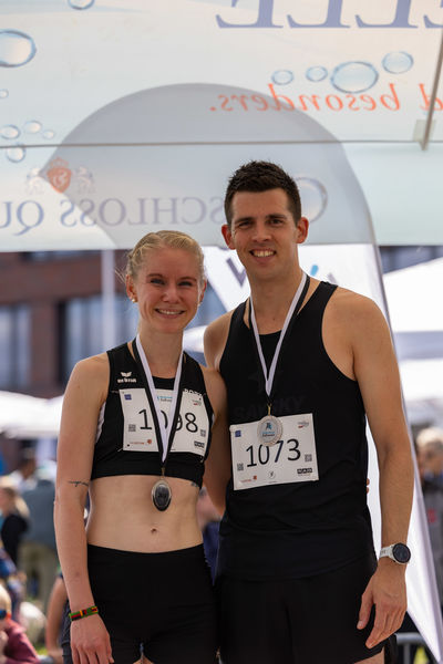 Den Sieg im 5 Kilometer Jedermannlauf holten Anna Hiegemann (17:24 Minuten) vom LT Stoppenberg e.V. sowie Alexander Giozis (16:24 Minuten) vom TuS Oedt 1884 e.V. Foto: Niklas Schwittay / Welterbelauf Zollverein