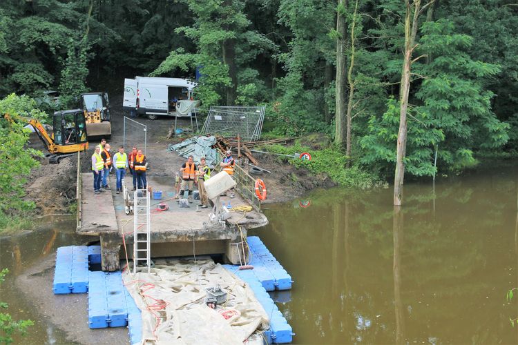 Baubesprechung der beteiligten Unternehmen: Aufgrund des Hochwassers können notwendige Arbeiten unter der alten Brücke des Zechenhafens Auguste Victoria in Marl heute nicht ausgeführt werden. Infolgedessen kann auch der Kran heute nicht zum Einsatz kommen.